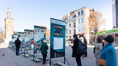 У Вінниці презентували виставку з історіями людей, які стали жертвами російського геноциду