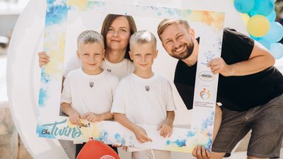 Лимонад за донат: у Чернігові пройшов п'ятий фестиваль близнюків CheTwinsFest Лимонад за донат: у Чернігові пройшов п'ятий фестиваль близнюків CheTwinsFest