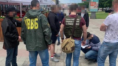 У Сумах підозрюють полковника та його спільницю у вимаганні хабаря за навчання в кадетському корпусі У Сумах підозрюють полковника та його спільницю у вимаганні хабаря за навчання в кадетському корпусі
