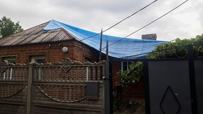 У Кропивницькому вітер пошкодив 8 покрівель, дощ затопив 14 під’їздів. Власники підраховують збитки
