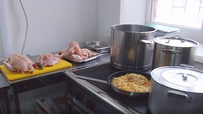"Нікому не відмовляємо": у Полтаві готують безплатні обіди для військових та переселенців