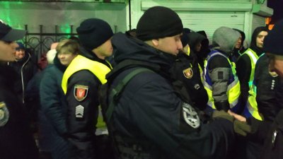 На Центральному ринку у Луцьку муніципали демонтують паркан На Центральному ринку у Луцьку муніципали демонтують паркан