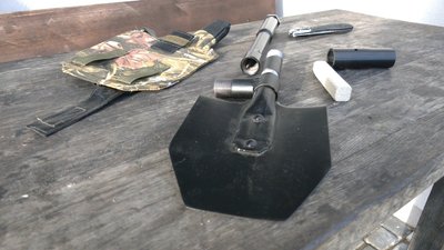 Майстер з Івано-Франківщини виготовляє саперні лопатки для воїнів на передову Майстер з Івано-Франківщини виготовляє саперні лопатки для воїнів на передову