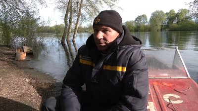 Возять моторним човном на інший берег: як жителі підтоплених сіл Чернігівщині добираються до населених пунктів Возять моторним човном на інший берег: як жителі підтоплених сіл Чернігівщині добираються до населених пунктів