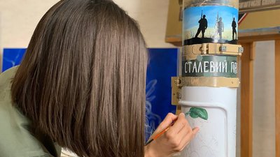 Тернопільська художниця Оксана Лехняк розмальовує ракетний комплекс Тернопільська художниця Оксана Лехняк розмальовує ракетний комплекс