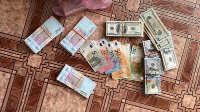 У Києві викрили ділка, який за гроші пропонував водіям пришвидшити реєстрацію автівок. Тепер йому загрожує ув'язнення У Києві викрили ділка, який за гроші пропонував водіям пришвидшити реєстрацію автівок. Тепер йому загрожує ув'язнення