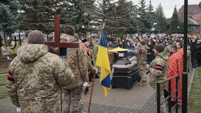 В Ужгороді попрощалися з полеглим захисником Василем Канашом В Ужгороді попрощалися з полеглим захисником Василем Канашом