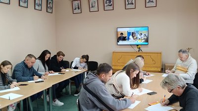 На Хмельниччині долучилися до написання Радіодиктанту національної єдності-2023, 27 жовтня 2023. Фото: Наталія Сідова/Суспільне Хмельницький На Хмельниччині долучилися до написання Радіодиктанту національної єдності-2023, 27 жовтня 2023. Фото: Наталія Сідова/Суспільне Хмельницький