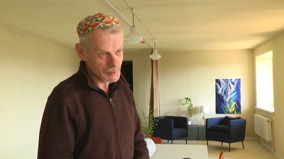 Ремонтували гуртожиток волонтери й майбутні його мешканці. На фото Олексій, який разом з сім'єю евакуювався на Хмельниччині із Харкова. Чоловік також долучився до ремонту. Ремонтували гуртожиток волонтери й майбутні його мешканці. На фото Олексій, який разом з сім'єю евакуювався на Хмельниччині із Харкова. Чоловік також долучився до ремонту.