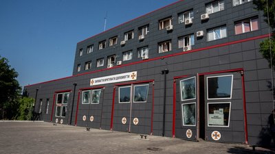 Через російську атаку в Одесі пошкоджено пожежну частину