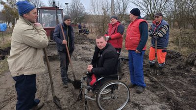 Дмитро Сливець контролює процес ремонту та підтримує морально Дмитро Сливець контролює процес ремонту та підтримує морально