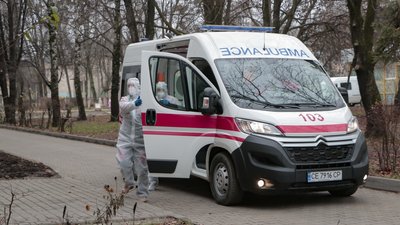 "Дружина дзвонила і плакала. Всі лікарні були заповнені". Як інфікованих чернівчан лікують у районах