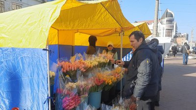 8 березня у Хмельницькому: скільки вартують квіти та чи є попит