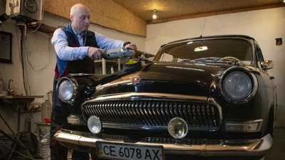 "Відремонтував "Волгу" в пам'ять про батька". Чернівчанин реставрує ретро-авто