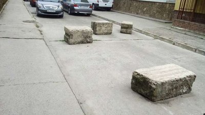 У луцьких дворах хочуть демонтувати обмежувачі руху, які заважають спецтранспорту. Адреси