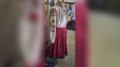 "Вишиту сорочку зберігають, коли тікають від війни, у ній вмирають": проєкт "Баба Єлька" про виставку сорочок "Вишиту сорочку зберігають, коли тікають від війни, у ній вмирають": проєкт "Баба Єлька" про виставку сорочок