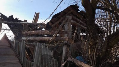 Пошкоджені будинки, СТО, автомобілі та лінії електромереж: у поліції показали наслідки російських обстрілів Сумщини Пошкоджені будинки, СТО, автомобілі та лінії електромереж: у поліції показали наслідки російських обстрілів Сумщини