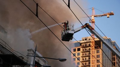 У Києві горить будинок на одній з центральних вулиць, травмованих немає У Києві горить будинок на одній з центральних вулиць, травмованих немає