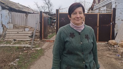 Життя під обстрілами. Історія жінки, яка відновлює пошкоджений будинок на Миколаївщині Життя під обстрілами. Історія жінки, яка відновлює пошкоджений будинок на Миколаївщині