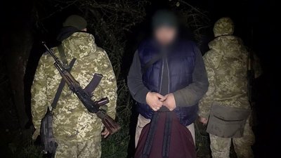 На Закарпатті затримали 25 людей, які намагались незаконно перетнути кордон На Закарпатті затримали 25 людей, які намагались незаконно перетнути кордон