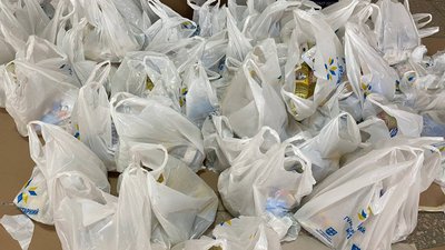 "Сумка саморянина". У Вінниці переселенці отримали понад тисячу продуктових наборів "Сумка саморянина". У Вінниці переселенці отримали понад тисячу продуктових наборів