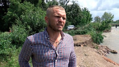 Чоловік віддав під дорогу свій город. На Прикарпатті люди самотужки прокладають шлях після негоди Чоловік віддав під дорогу свій город. На Прикарпатті люди самотужки прокладають шлях після негоди