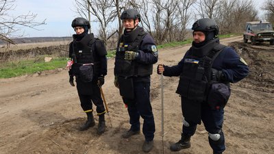 Сапер Артем Хом'як з побратимами Сапер Артем Хом'як з побратимами