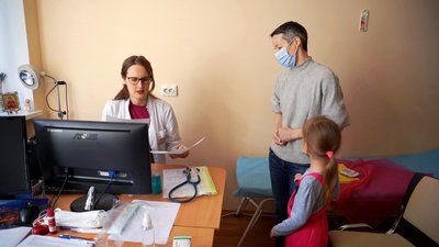 Медики Охматдиту проводять обстеження пацієнтів у лікарні на Вінниччині Медики Охматдиту проводять обстеження пацієнтів у лікарні на Вінниччині