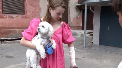Дана Фриз показує поранення від російської ракети. Чернігів Дана Фриз показує поранення від російської ракети. Чернігів