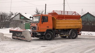 Обмежений рух і поламана техніка: як прибирають дороги Черкащини після снігопаду Обмежений рух і поламана техніка: як прибирають дороги Черкащини після снігопаду