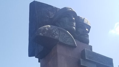 Рівне без "Визволителів": демонтували монумент на площі Перемоги Рівне без "Визволителів": демонтували монумент на площі Перемоги