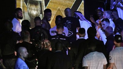 Ентоні Джошуа з командою біля виходу у тунель. Ентоні Джошуа з командою біля виходу у тунель.