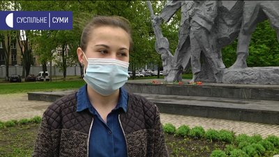 У Сумах відзначили День пам'яті та примирення покладанням квітів У Сумах відзначили День пам'яті та примирення покладанням квітів