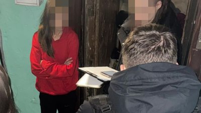 лучанка змушувала трирічну доньку до створення дитячої порнографії