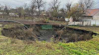 На подвір’ї Євгенії Глущенко утворилося провалля майже п'ять метрів глибиною
