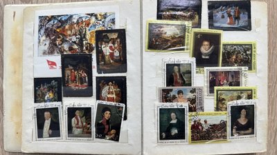 Альбом з марками, які українка везла в Молдову