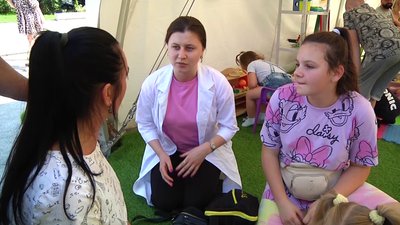 Щоденно близько сотні дітей та батьків-переселенців відвідують дитячий намет від ЮНІСЕФ на Новому бульварі у Житомирі
