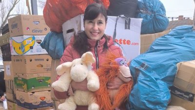Тетяна поруч з гуманітарною допомогою для цивільних та військових. Тетяна поруч з гуманітарною допомогою для цивільних та військових.
