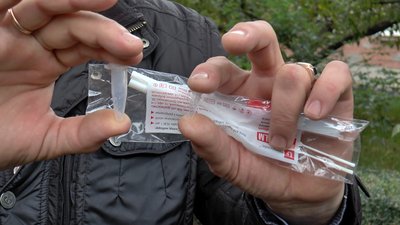 Анатолій Журавльов показує набір для забору аналізу на COVID-19 Анатолій Журавльов показує набір для забору аналізу на COVID-19