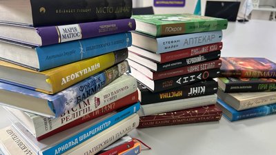книжки, донати, книжкова полиця, підтримка ЗСУ, продаж книжок