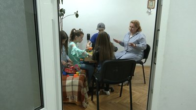 Війна досі перед очима: як у Рівному багатодітна сім'я з Харкова відвідує психолога Війна досі перед очима: як у Рівному багатодітна сім'я з Харкова відвідує психолога
