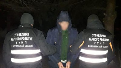 1000 гривень, цукерки, чай: на Ніжинщині затримали підозрюваного у розбійному нападі на пенсіонерку