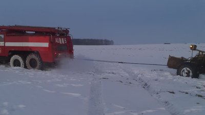 Волинські рятувальники вивільнили з кюветів два вантажних авто Волинські рятувальники вивільнили з кюветів два вантажних авто