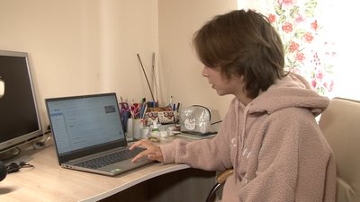 Завжди дистанційно: школярки з Черкас Завжди дистанційно: школярки з Черкас