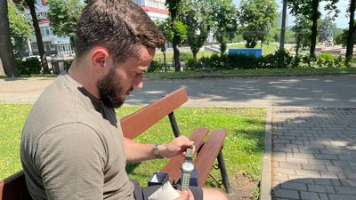 Військовий з позивним "Бегемот" показує свій нагородний годинник Військовий з позивним "Бегемот" показує свій нагородний годинник