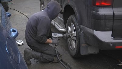 "Водії чекають до останнього, до першого снігу": на шиномонтажах у Луцьку – черги "Водії чекають до останнього, до першого снігу": на шиномонтажах у Луцьку – черги
