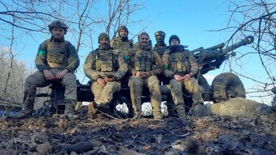 Доброволець з побратимами Доброволець з побратимами