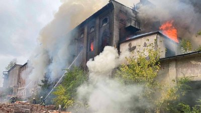Понад тисяча квадратних метрів: у Мукачеві — пожежа на території колишнього заводу