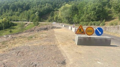 Поблизу села Липецька Поляна обвалилася частина дороги: що відомо