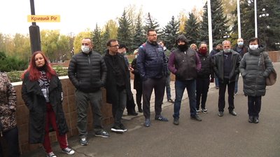 Близько 40-ка криворізьких підприємців мітингували під стінами Криворізької міської ради Близько 40-ка криворізьких підприємців мітингували під стінами Криворізької міської ради